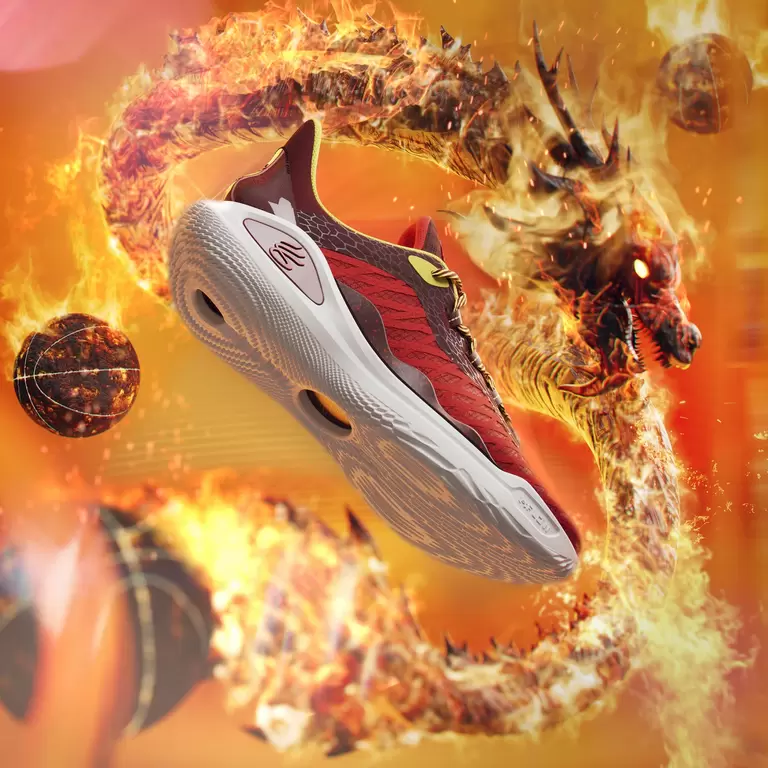 CURRY 11 X BRUCE LEE「Fire」配色，鞋面揮灑龍形印花，搭配火紅色調營造視覺震撼效果！官方提供