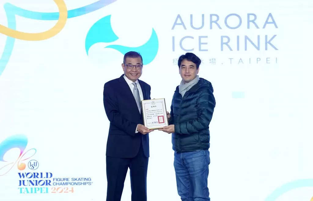 中華民國滑冰協會理事長洪調進(左)頒發感謝狀給楊健碩。中華民國滑冰協會提供