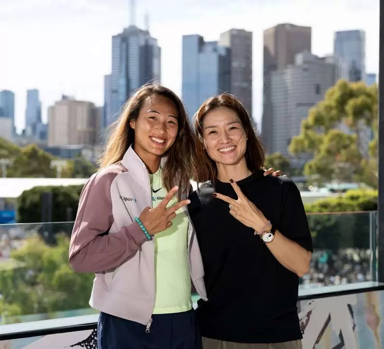 21歲鄭欽文(左)有沒有可能追上十年前李娜的冠軍紀錄？摘自澳網推特