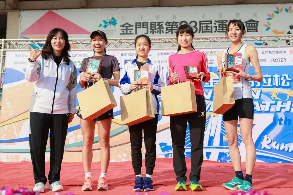 張芷瑄(左2)6日在女子10公里組順利摘冠。張芷瑄提供