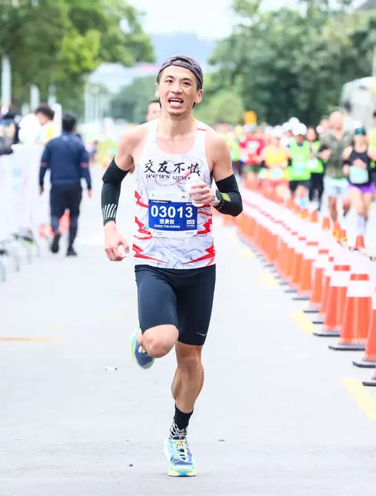 台灣好手張景敦以2時39分50秒取得全程馬拉松男子第6名。大會提供