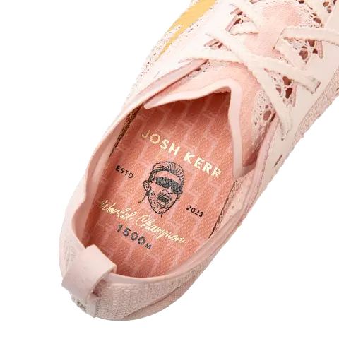 左腳鞋墊印刻著JOSH KERR的名字，和代表1500公尺世界冠軍紀錄的 “1500M World Champion”標記。官方提供