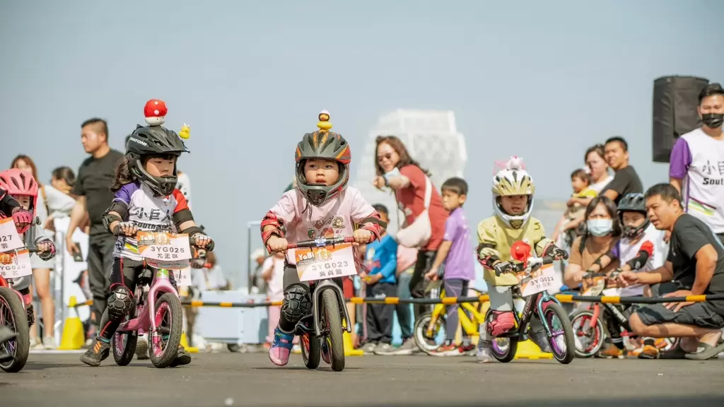 高雄運發局首次在高雄港區18號碼頭舉辦「YaBi!2024幼兒滑步車push bike邀請賽」。高雄運發局提供