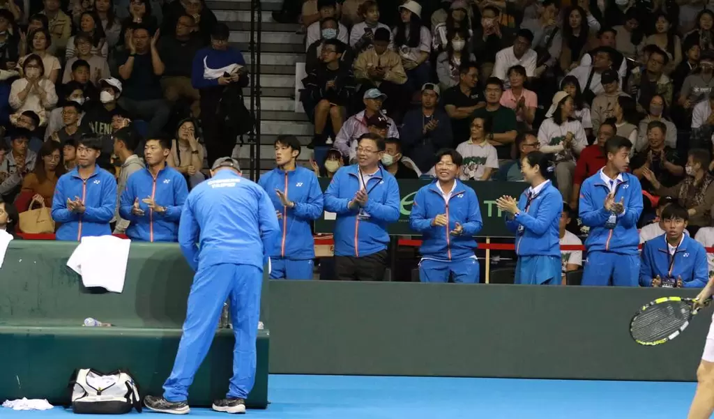 台灣男網隊背後有爆滿球迷助威。李琢攝