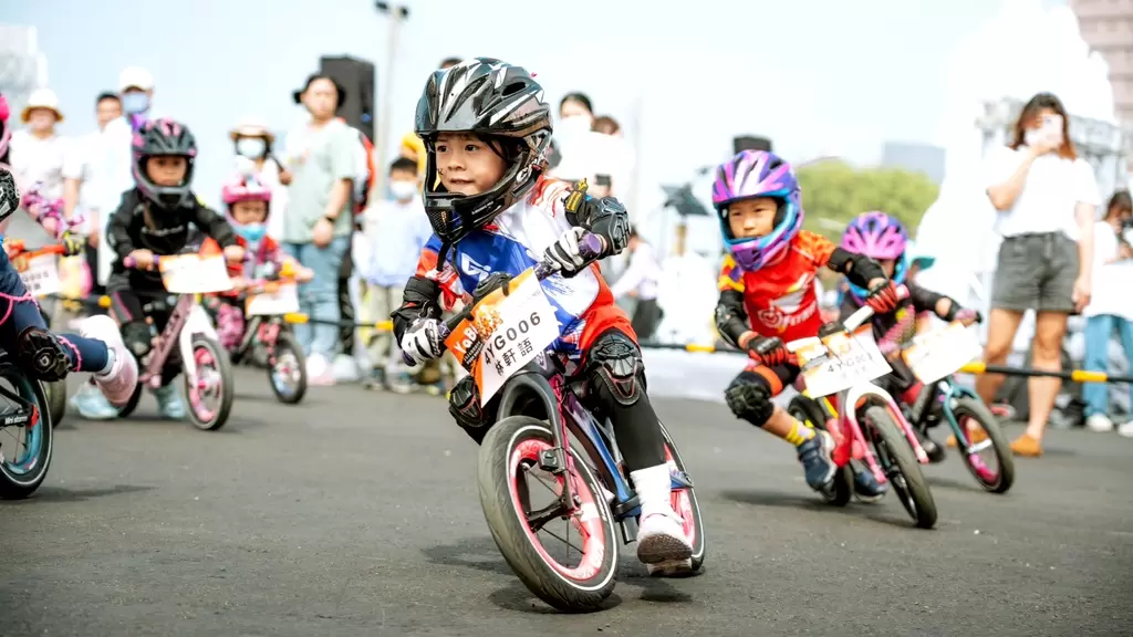 「YaBi!2024幼兒滑步車push bike邀請賽」共吸引300位小選手於高雄港區18號碼頭同場競技飆速，熱鬧無比。  高雄市政府運動發展局提供