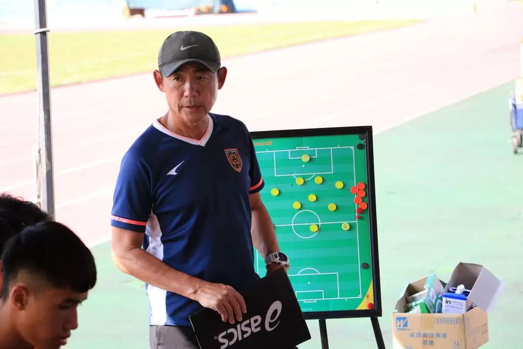 Ac Taipei 總教練陳信安對温智豪表達祝福。官方提供