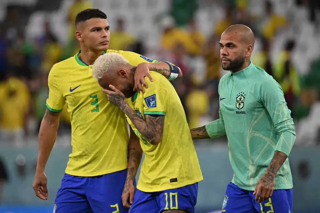 前巴塞隆納和巴西世界盃球員阿爾維斯(Dani Alves，右)遭判刑四年半。法新社
