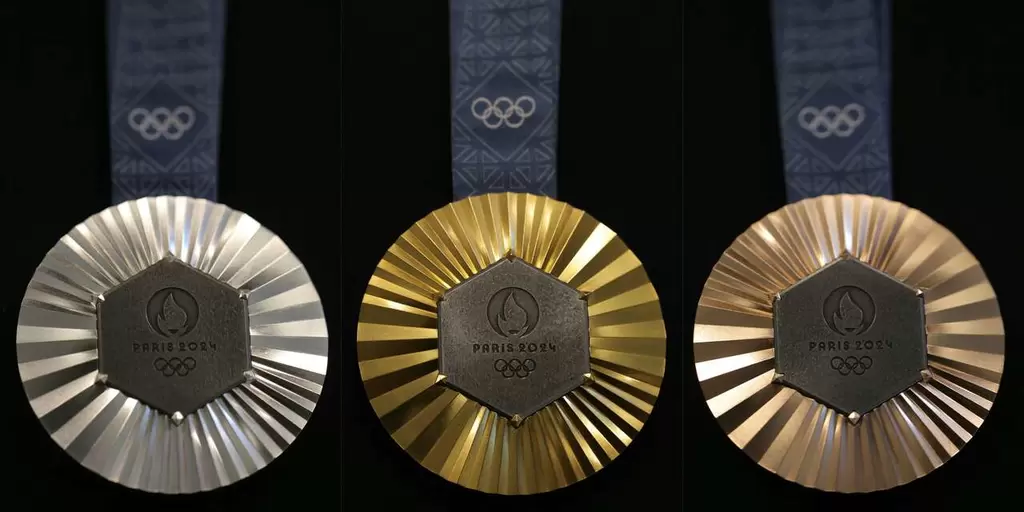 巴黎奧運獎牌中間都將鑲上艾菲爾鐵塔的碎片。法新社