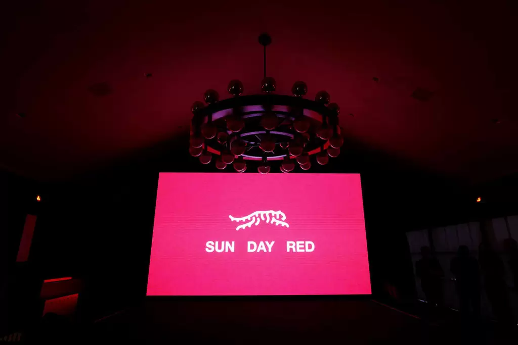 「周日紅Sun Day Red」品牌標誌是老虎徽章。法新社