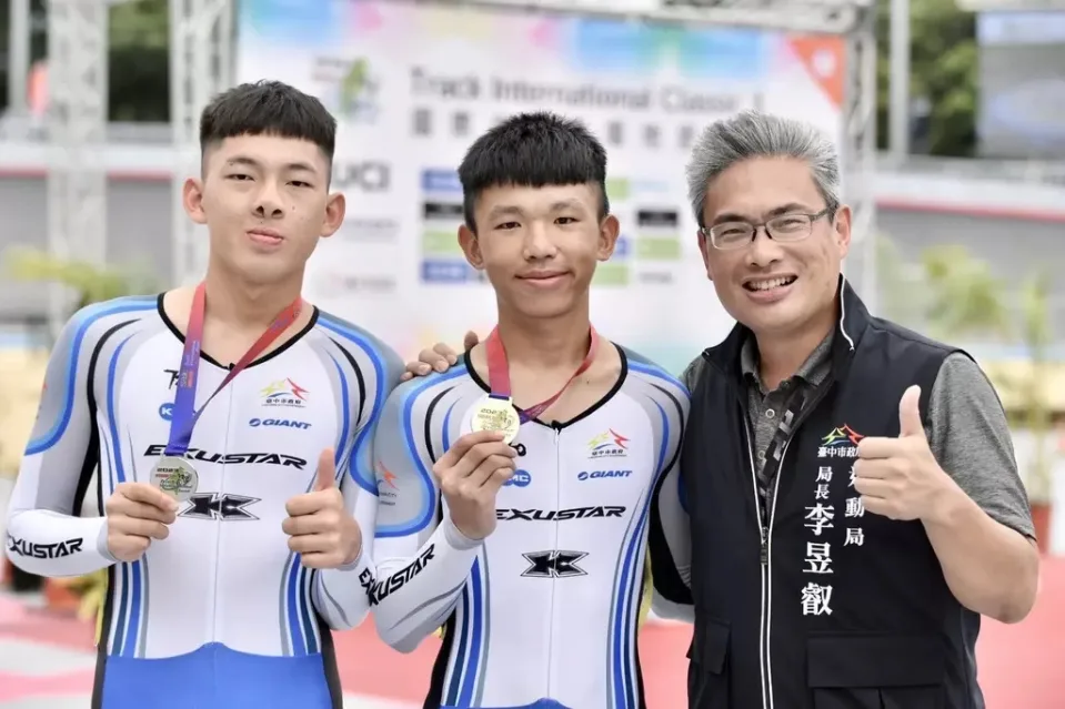 李靖烽(左)去年和張恩騰包辦男青20公里領先計分賽前二。資料照片