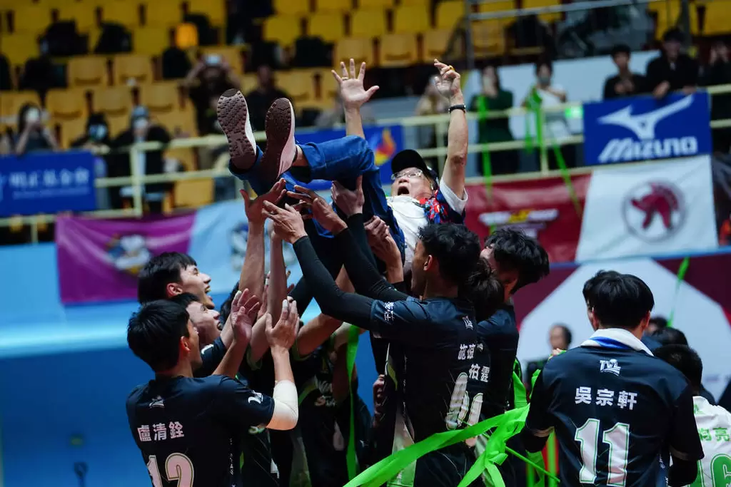 連莊衛冕成功舉起教練慶祝。中華民國排球協會提供