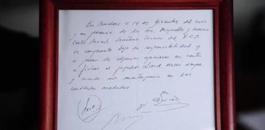 梅西與巴塞隆納簽下的第一份合約。摘自推特