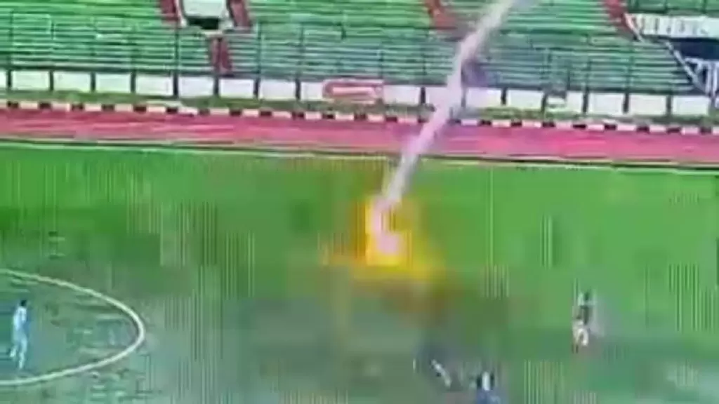 印尼球員在比賽時遭雷擊意外喪生。摘自推特