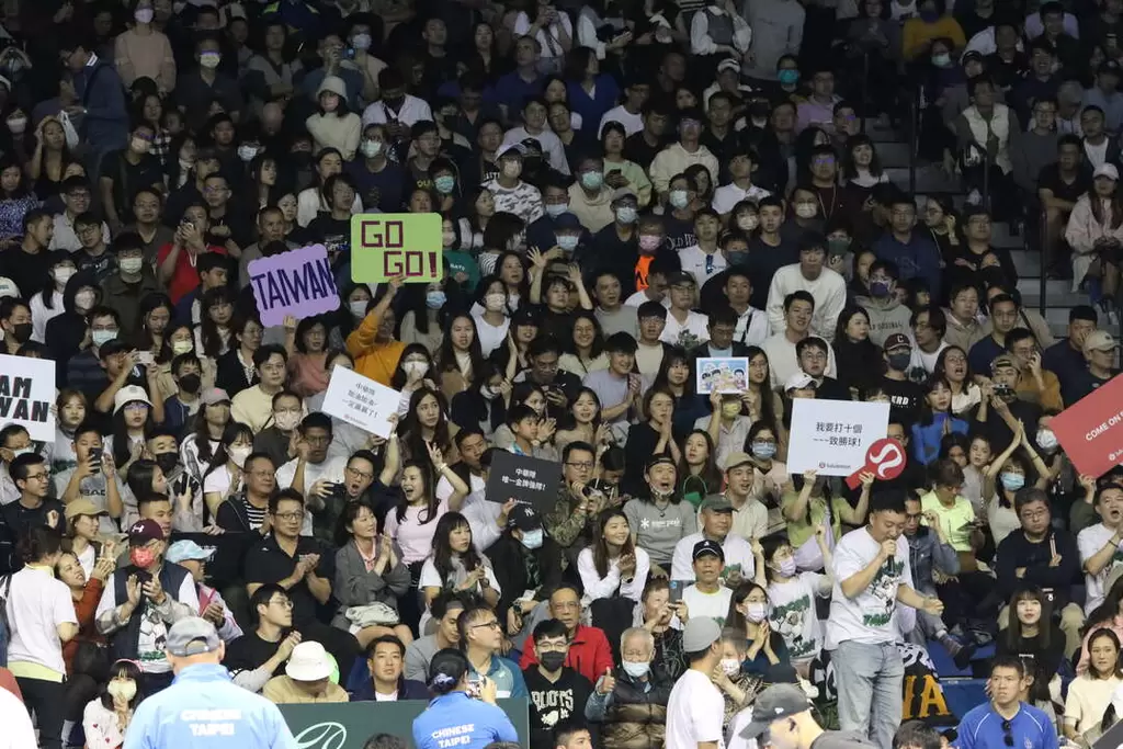 台北網球中心室內球場擠進近三千人觀戰。李琢攝