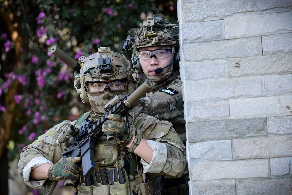 ACTION軍用安全眼鏡，通過各項國際嚴標準嚴格測試，為軍警和生存遊戲者提供戰鬥高度防護安全。官方提供