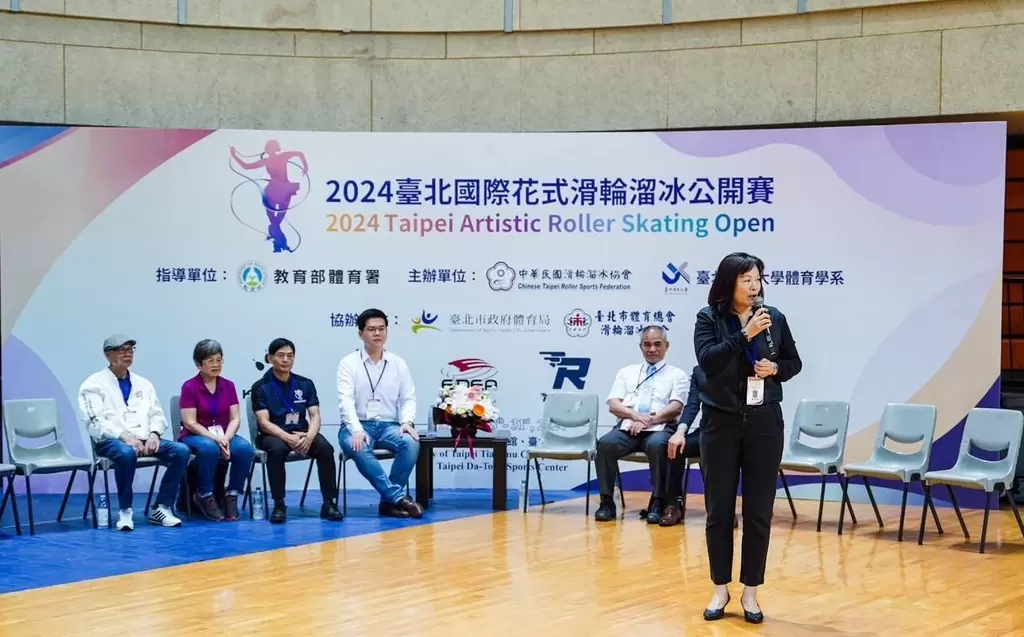 中華民國滑輪溜冰協會副理事長戴遐齡在開幕式中歡迎各國選手參賽。中華民國滑輪溜冰協會提供