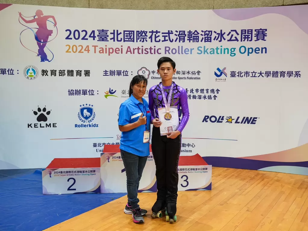 任子元(右)與同樣在亞錦賽摘金的母親李雅慧合照。中華民國滑輪溜冰協會提供