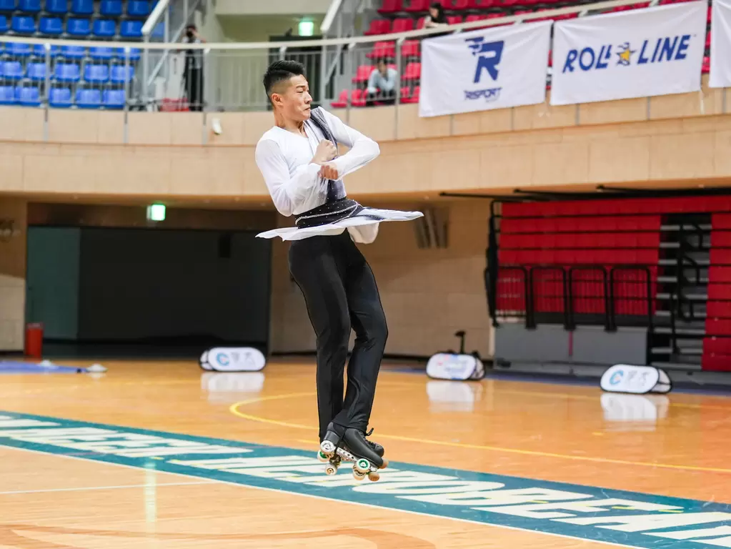 六度稱霸世錦賽的台灣花式滑輪王子陳毅帆短曲暫居第二。中華民國滑輪溜冰協會提供
