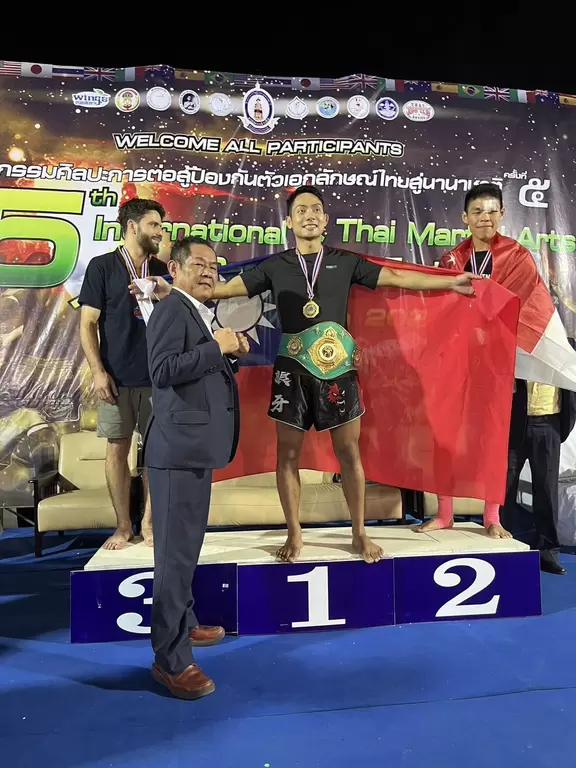 台灣選手奪冠後都可以在頒獎台上舉國旗。黃佳璿提供