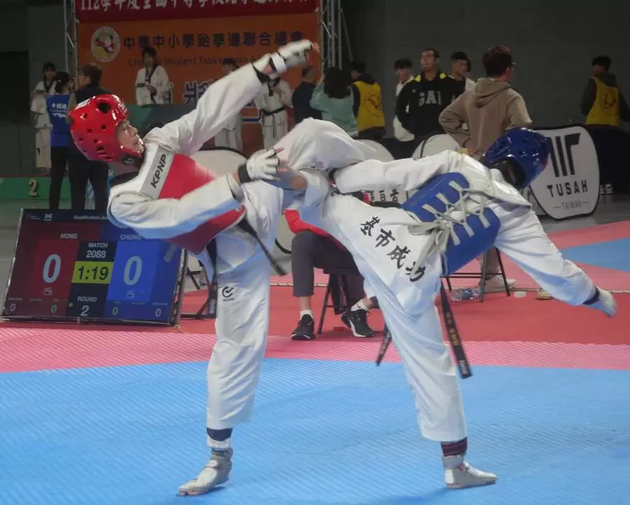 桃市楊光國中鄭博隅(左)連勝7場才拿下國男45公斤級金牌。大會提供
