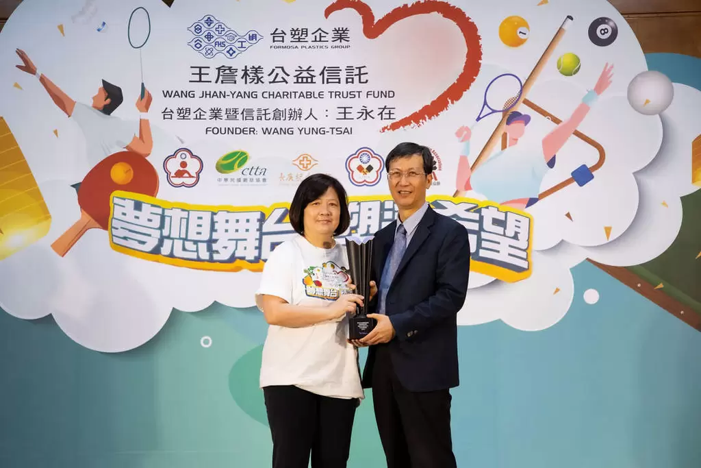 桌球代表林昀儒母親陳貴玲致贈獎牌表達感謝。官方提供