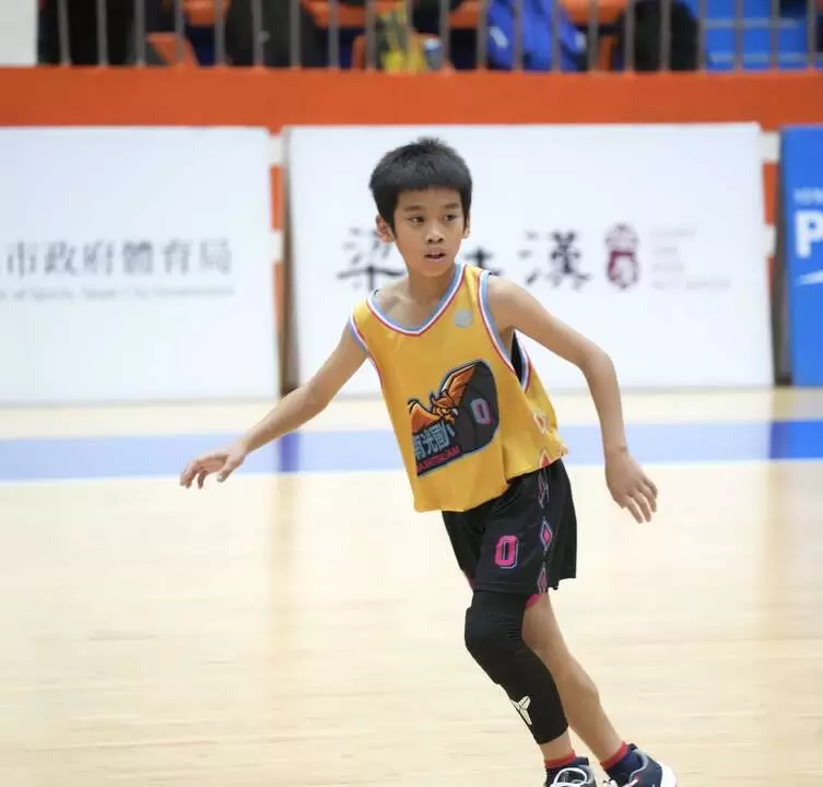 洪緯杰愛籃球成痴，愛打球的心引領他加入籃球隊。沈明璁攝