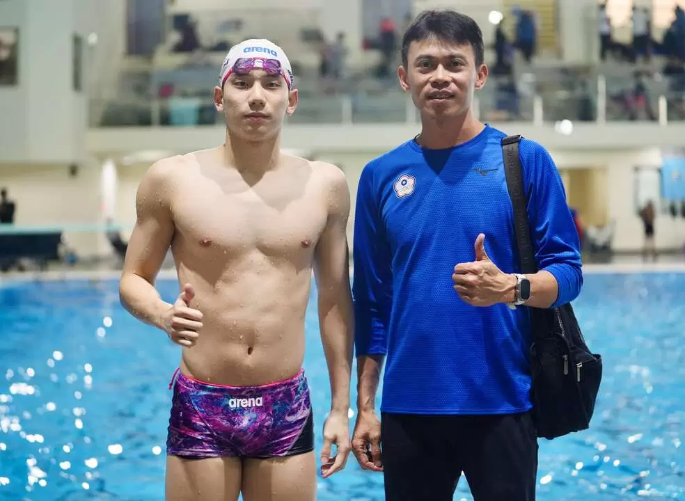 王冠閎(左)的教練黃智勇仍膺泳協選出的全國年度最佳教練。中華民國游泳協會提供