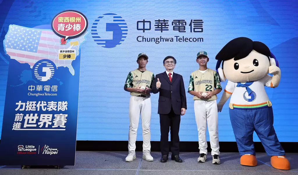 選手代表致贈紀念品給中華電信林文智 副總經理。官方提供