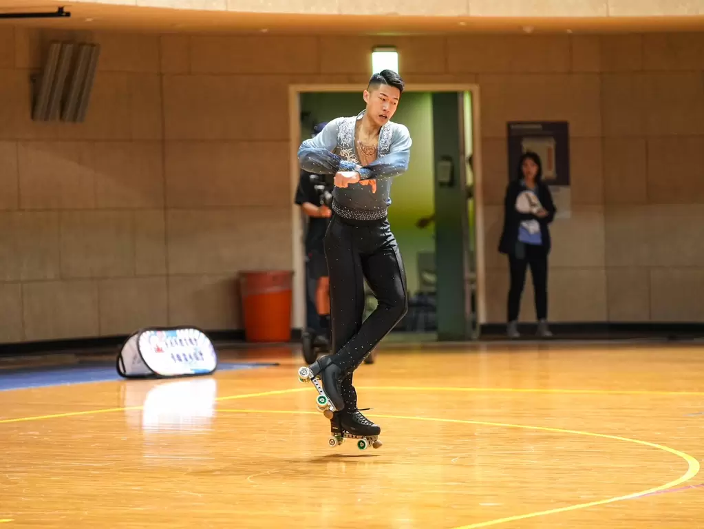 陳毅帆展現高難度動作奪冠。中華民國滑輪溜冰協會提供