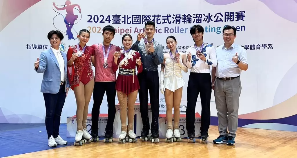 體育署長鄭世忠(右1)為成年男女子組頒獎。中華民國滑輪溜冰協會提供