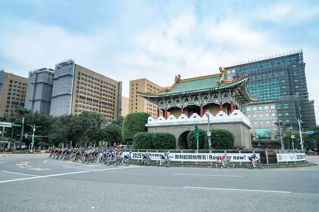 臺北市站賽事行經地標景點-景福門。自由車協會提供