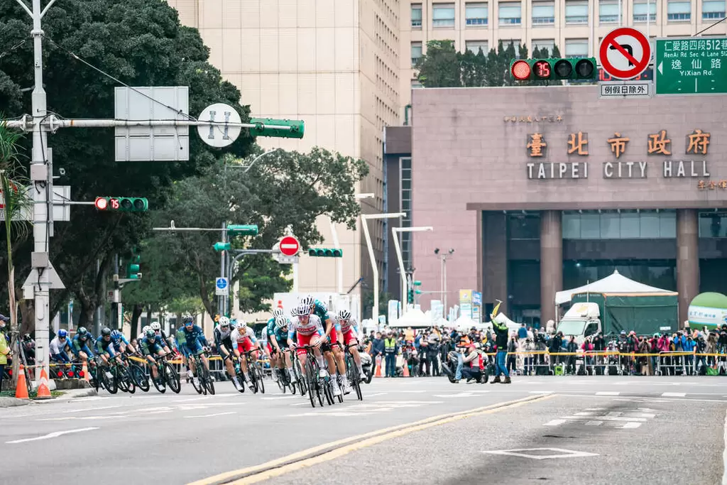 單站冠軍選手稱臺北市站是美麗又危險的賽段彎道高度考驗參賽選手。自由車協會提供
