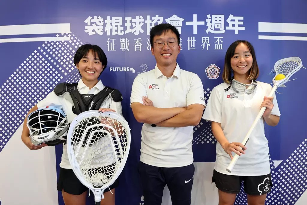03中華台北女子袋棍球代表隊拾起球桿，邀請大家共同體驗袋棍球的樂趣。官方提供
