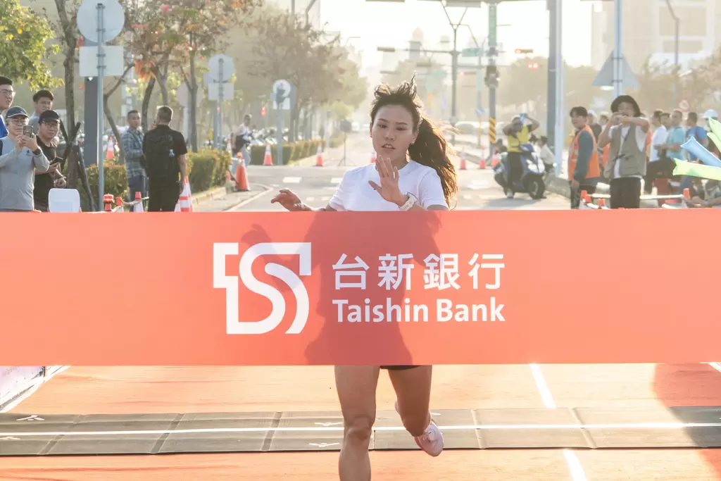 10.2公里組冠軍游雅君39分45秒。中華民國路跑協會提供