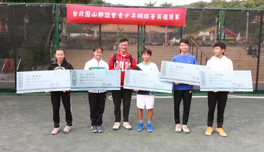 正興國中教練謝兆庭(左三)率領五人參賽，獲得男子組冠亞軍。圓網1416公益信託基金 提供