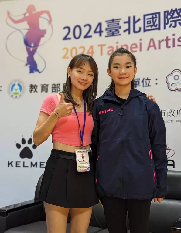 2010年廣州亞運花式滑輪溜冰金牌王筱筑(左)與12歲女兒王曉晞合照。中華民國滑輪溜冰協會提供