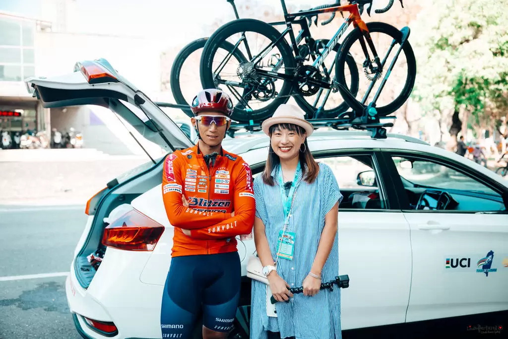 網紅Linda(右)專訪台灣一哥馮俊凱。LindaLovesCycling提供