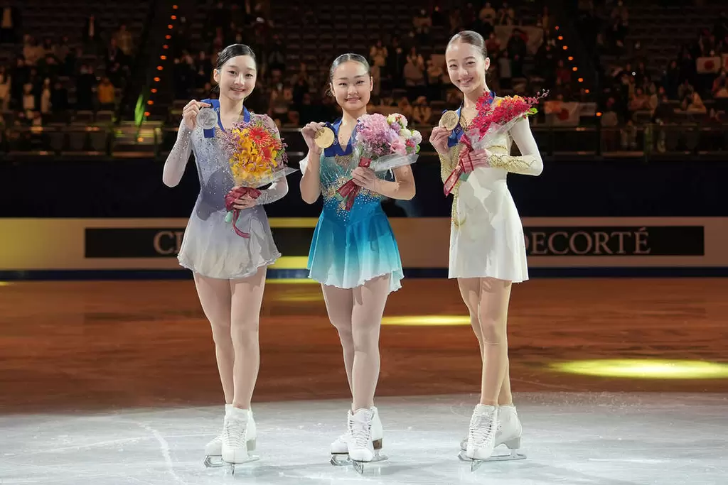 島田麻央(中)二連霸，申智雅(左1)連三屆屈居銀牌。中華民國滑冰協會提供