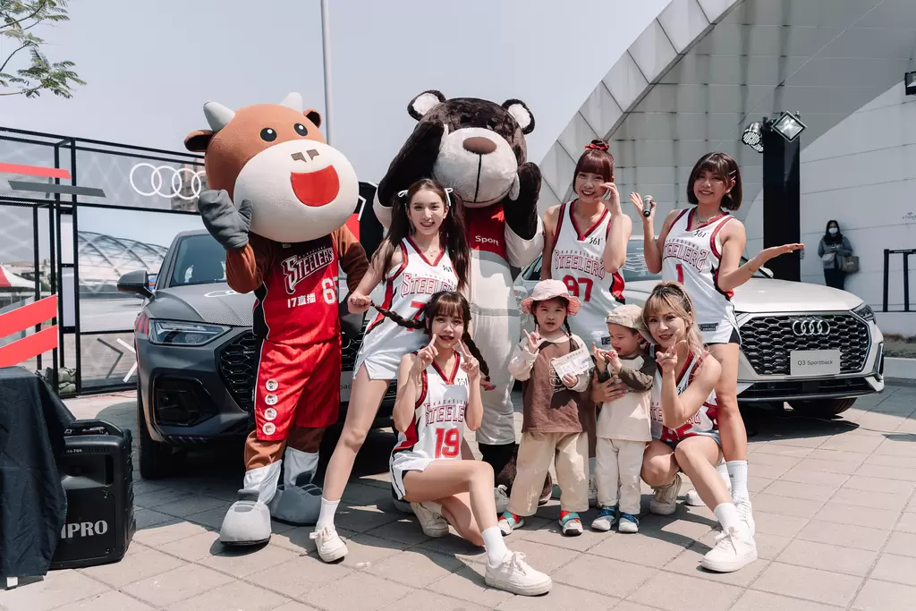 Audi場外設置展車區鋼鐵女神雅典娜與吉祥物艾恩及Audi熊舉辦蓋章擊拳會。官方提供