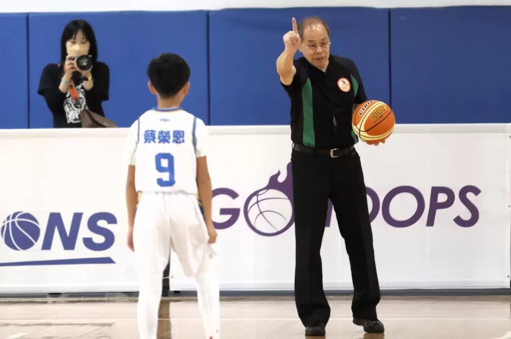 資深國際裁判兼全國少年籃球發展協會秘書長陳傳仁，73歲仍下場執法。姚瑞宸攝