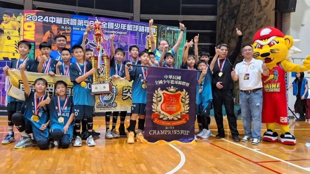 倪子平教練（右2）率領網溪國小籃球隊奪得U11男生組冠軍。姚瑞宸攝