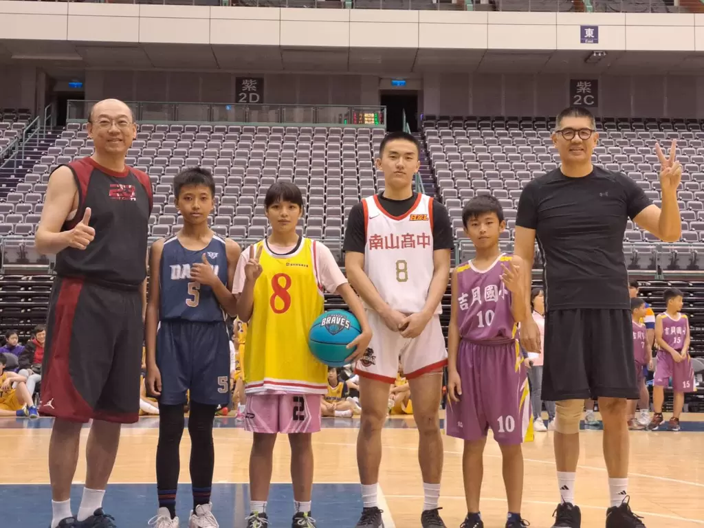黃瀚陞（右三）參加國小籃球營成為助教。主辦單位提供