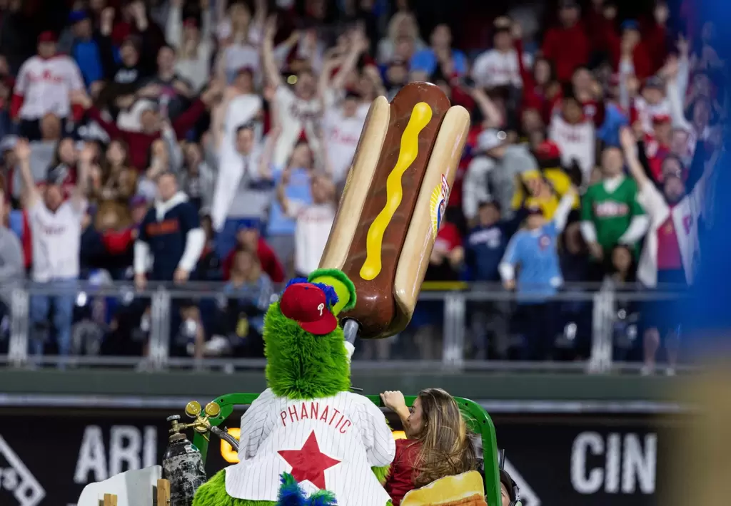 [新聞] MLB》再亂丟食物啊！　費城人新賽季取消1美元熱狗之夜