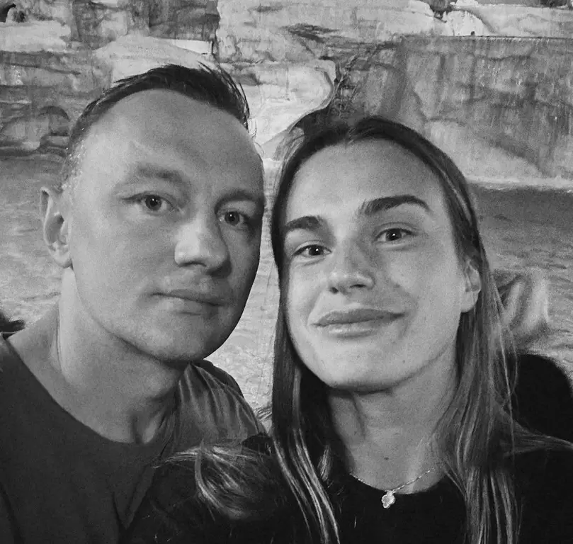 莎芭蓮卡(右)的男友科爾佐夫 (Konstantin Koltsov) 意外死亡。摘自推特