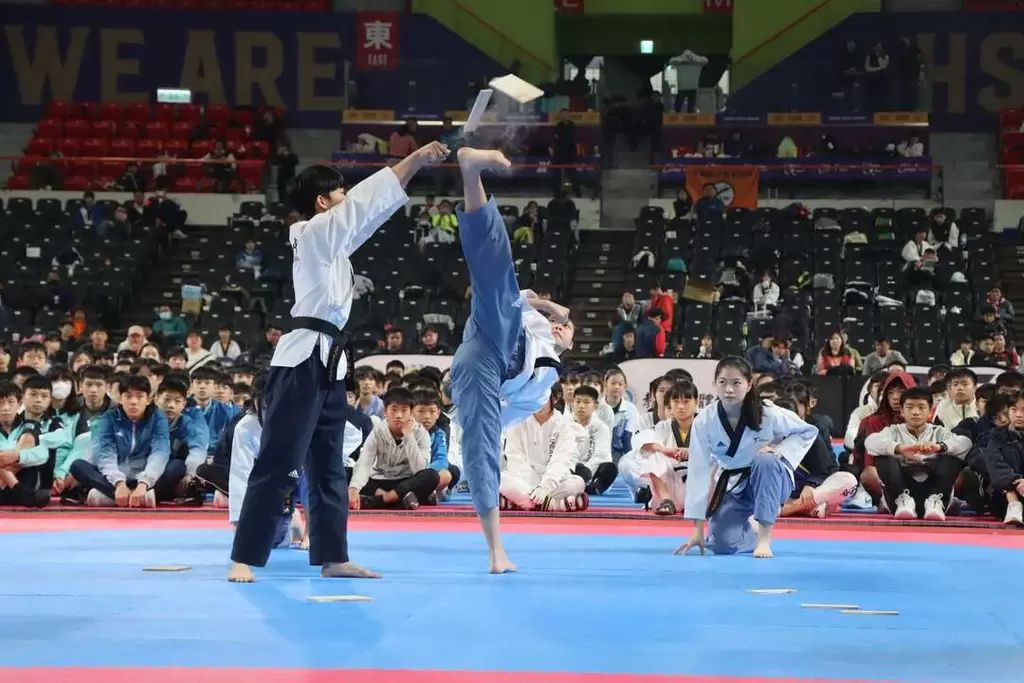 臺北市立育誠高中跆拳道隊進行表演。大會提供