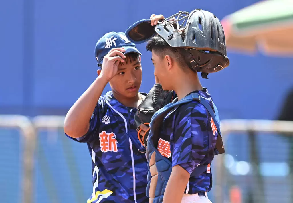 松以勒（左）和金承昊投捕合作。台灣世界少棒聯盟提供