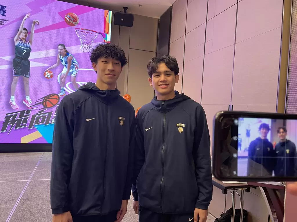 游艾喆（右）和宋昕澔出席全國小學籃球錦標賽記者會。吳敏欣攝