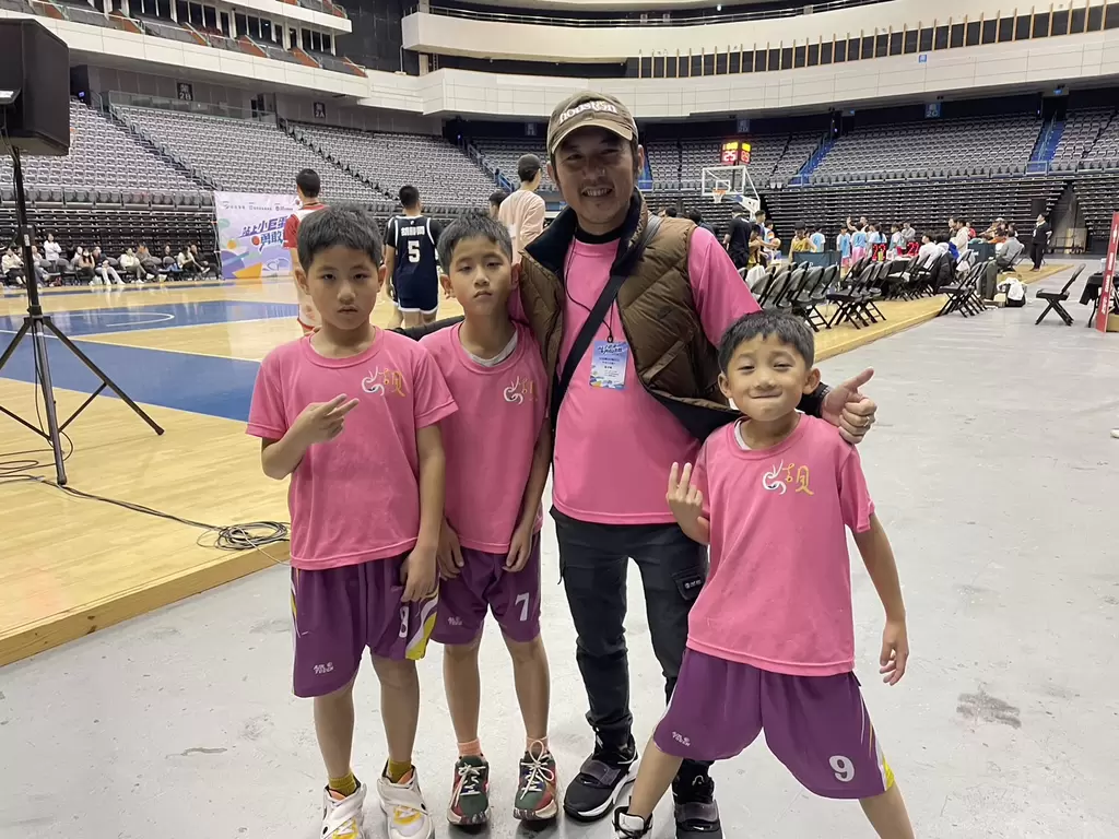 吉貝國小教練魯容賢的3位兒子都參加籃球隊。吳敏欣攝