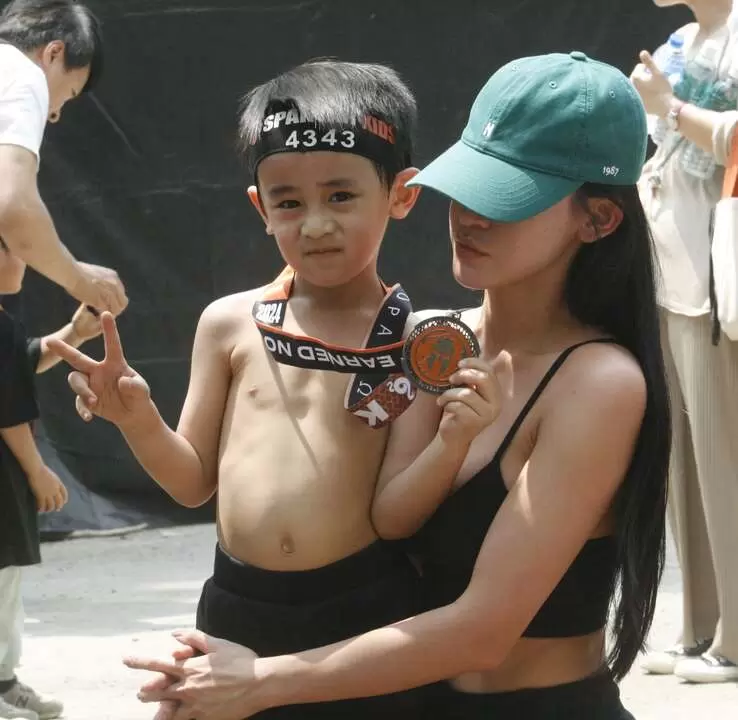 來自台北都有在健身的薛媽與5歲兒子一起合照。大會提供