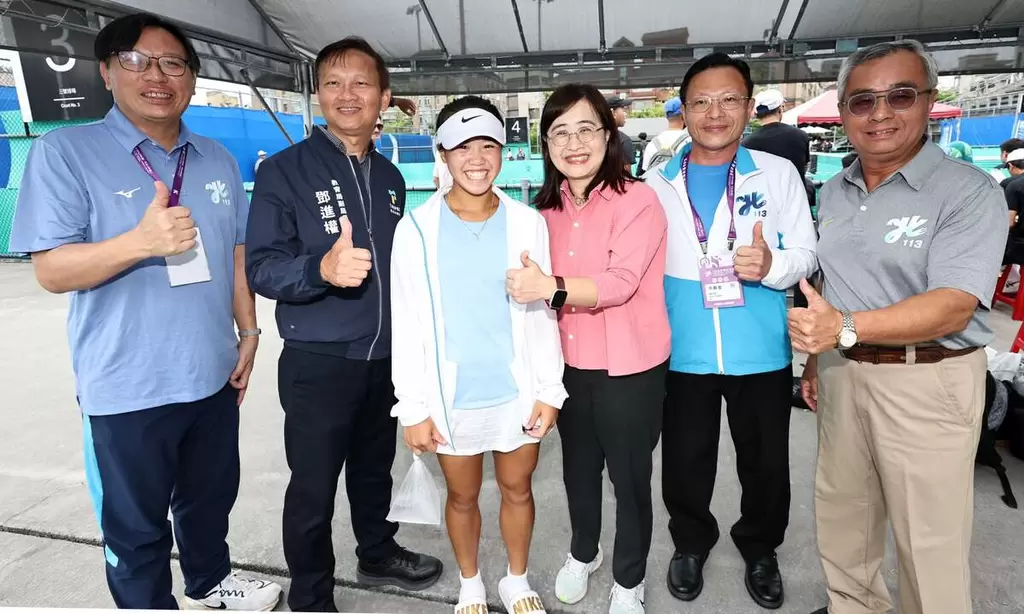 台北市副市長林奕華(右三)視察網球賽事並為至善國中高芷涵(左三)加油打氣。台北市政府教育局提供